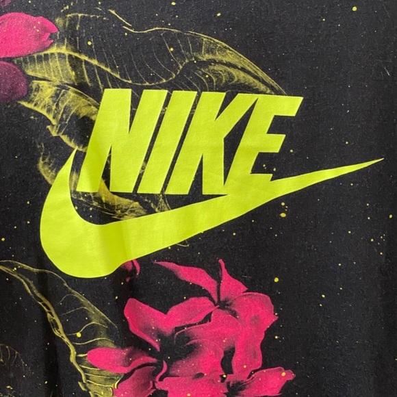 SOLD 🩷🖤 Nike Sportswear Pink Black Floral T-Shirt Neon Swoosh - Men Size Large - Picture 4 of 9